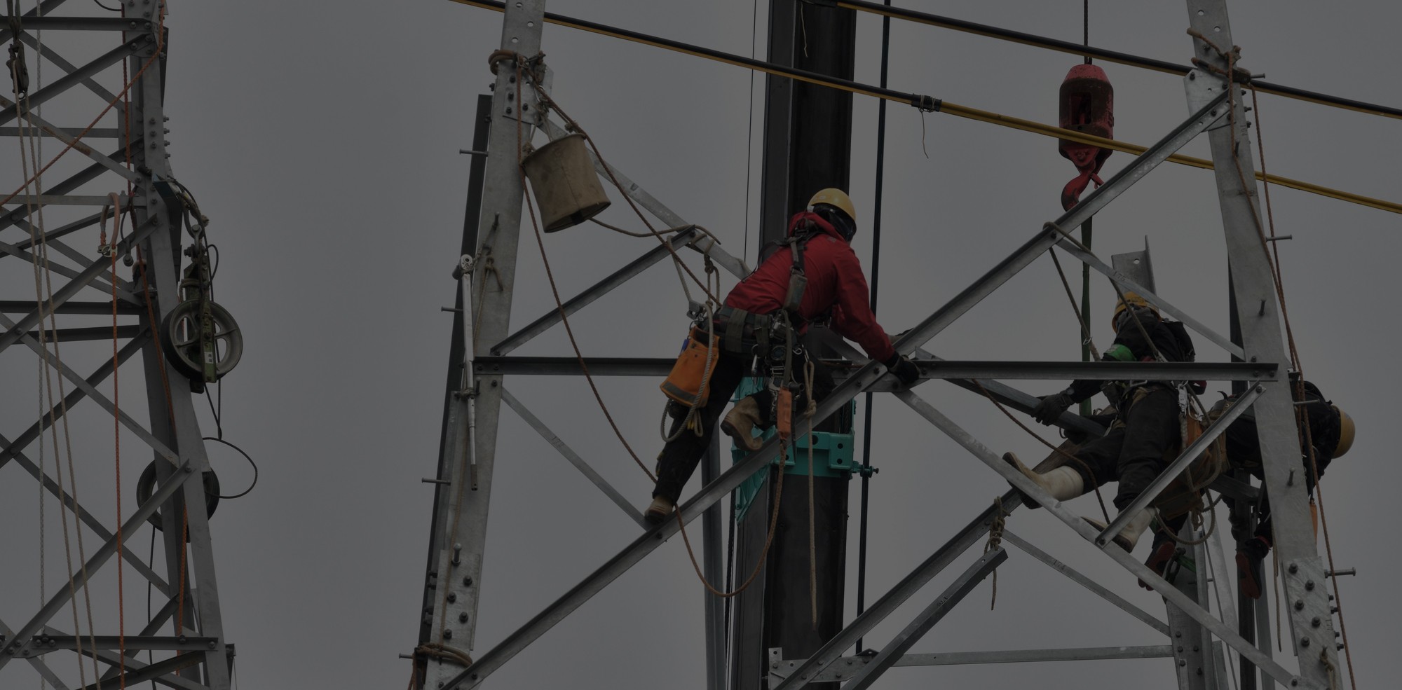 電気の力で、日本の未来をつなぐ。送電インフラを支える、確かな技術と安全への責任。